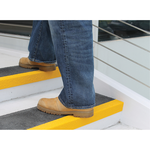 Rebords de marches antid&eacute;rapants Safestep, 10" la x 32" lo, Noir & jaune Seaboard Timber Mart