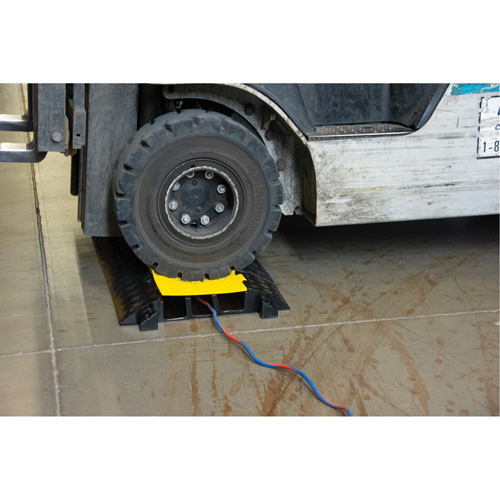 Protecteur de c&acirc;bles en polyur&eacute;thane, 3 canaux, 35,43" lo x 19,69" la x 3" h Seaboard Timber Mart