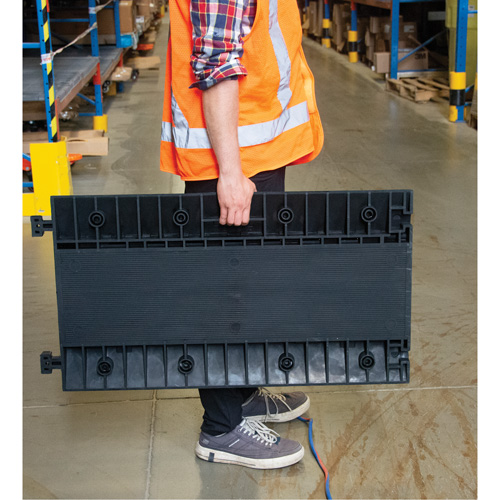 Protecteur de c&acirc;bles en polyur&eacute;thane, 3 canaux, 35,43" lo x 19,69" la x 3" h Seaboard Timber Mart