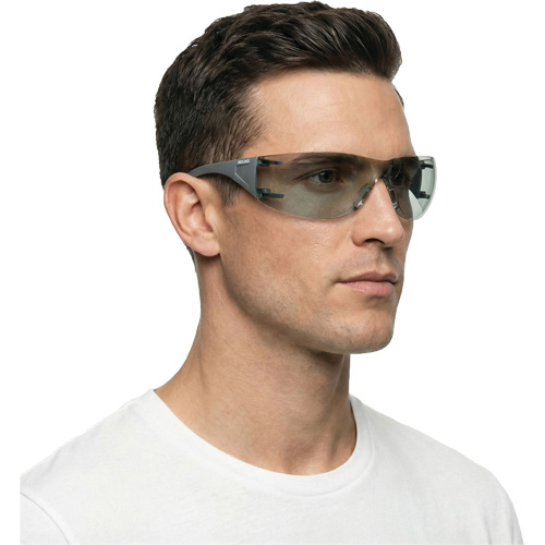 Lunettes de s&eacute;curit&eacute; Adapt Lite, Lentille Int&eacute;rieur/ext&eacute;rieur, Antibu&eacute;e/Anti-&eacute;gratignures, ANSI Z87+/R&eacute;pond ou surpasse la norme CSA Z94.3 Seaboard Timber Mart