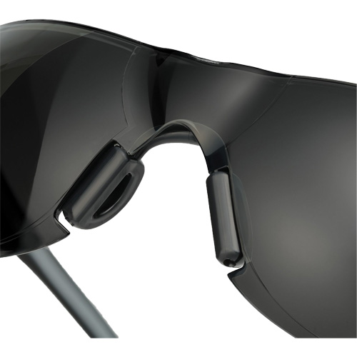 Lunettes de s&eacute;curit&eacute; Adapt Lite, Lentille Fum&eacute;e, Antibu&eacute;e/Anti-&eacute;gratignures, ANSI Z87+/R&eacute;pond ou surpasse la norme CSA Z94.3 Seaboard Timber Mart