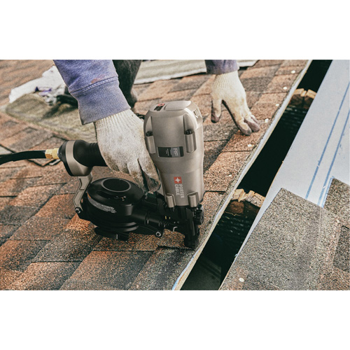 Cloueuse pneumatique &agrave; rouleau 15° pour toiture Seaboard Timber Mart