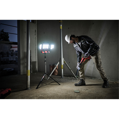 Lampe de travail &agrave; DEL professionnelle &agrave; panneaux pliants lumens sans fil 18V sur tr&eacute;pied, DEL, 3600 lumens Seaboard Timber Mart