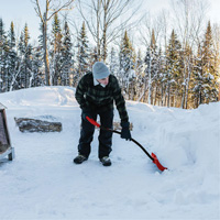 Pelle &agrave; neige Yukon, Lame Polypropyl&egrave;ne, Largueur 18", Manche Prise en D ergonomique Seaboard Timber Mart