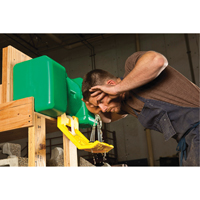 Poste de douche oculaire, Aliment&eacute; par gravit&eacute;, Capacit&eacute; 9 gal., Conformit&eacute; ANSI Z358.1 Seaboard Timber Mart