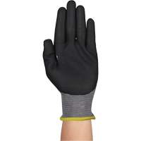 Gants r&eacute;sistants &agrave; la coupe HYFLEX 11-584, Taille 5/2T-petit, Calibre 21, Rev&ecirc;tement Mousse de nitrile, Enveloppe en PEHP/Intercept, ASTM ANSI niveau A6/EN 388 niveau F Seaboard Timber Mart