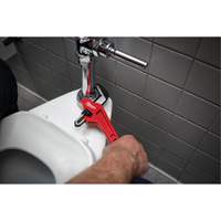 Cl&eacute; &agrave; tuyau hexagonale coud&eacute;e en acier, Cap des m&acirc;choires 2-5/8", Longueur 10-1/2", Fini Rev&ecirc;tement en poudre, Prise Ergonomique Seaboard Timber Mart