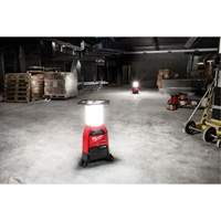 Lampe de chantier M18 Radius et chargeur avec One-Key, DEL, 4800/9000/2500 lumens, Boîtier en Plastique Seaboard Timber Mart