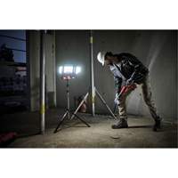 Lampe de travail &agrave; DEL professionnelle &agrave; panneaux pliants lumens sans fil 18V sur tr&eacute;pied, DEL, 3600 lumens Seaboard Timber Mart